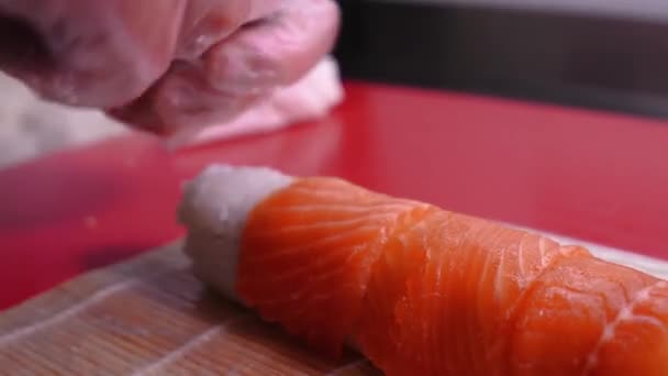 Aşçıbaşı Japon Yemeklerini Hazırlıyor Şef Philadelphia Suşisini Restoranında Hazırlıyor Dilimlenmiş — Stok video