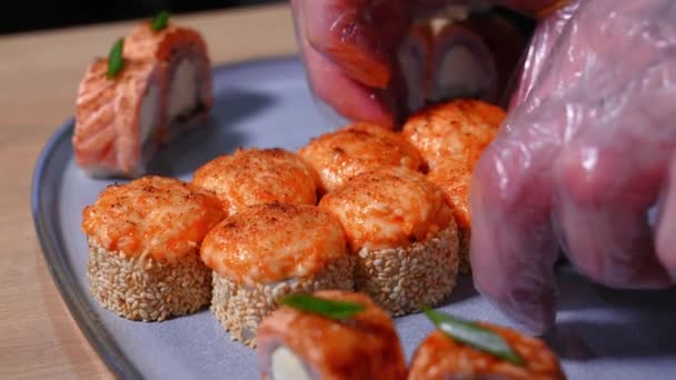 Close Szefa Kuchni Wprowadzenie Pieczone Bułki Sushi Talerzu Kuchni Japońskiej — Wideo stockowe