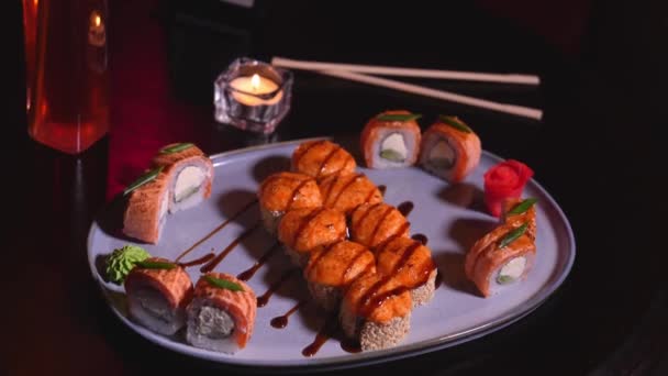 Detailní Záběr Lahodné Chutné Pečené Sushi Rolky Stole Restauraci Svíčkou — Stock video