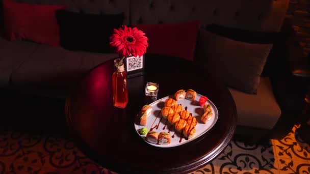 아시아 레스토랑에서 테이블에 접시에 불타는 촛불이 인테리어와 아름다운 분위기에서 — 비디오