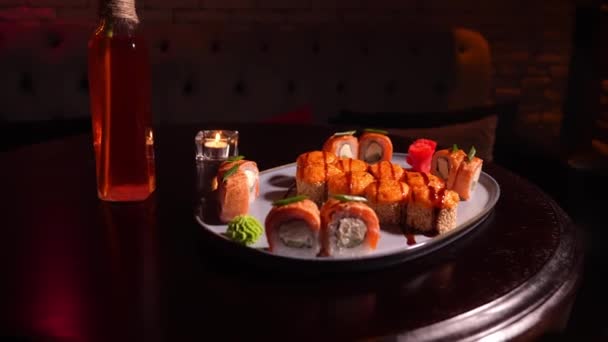 Sushi Conjunto Pãezinhos Assados Placa Redonda Mesa Restaurante Asiático Bela — Vídeo de Stock