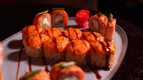Close Van Heerlijk Smakelijke Gebakken Sushi Broodjes Tafel Restaurant Met — Stockvideo