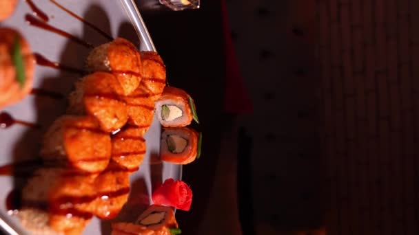 Close Delicioase Apetisante Sushi Rostogolește Masă Restaurant Lumânări Într Atmosferă — Videoclip de stoc