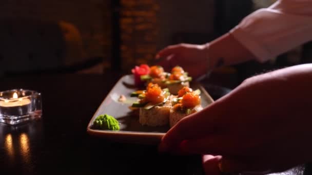 Garçom Traz Coloca Mesa Sushi Conjunto Pãezinhos Assados Placa Redonda — Vídeo de Stock