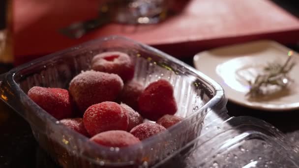 Primer Plano Fresas Congeladas Recipiente Plástico Mesa Contraluz Bar Restaurante — Vídeos de Stock