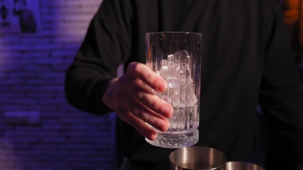Barman Dává Sklenici Ledu Pult Baru Proces Výroby Koktejlu Profesionála — Stock video