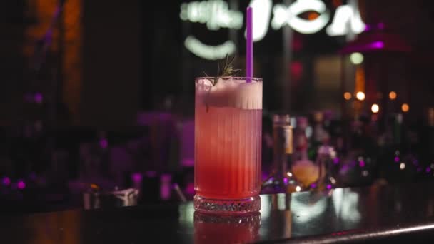 草莓鸡尾酒 泡沫装饰有一小枝迷迭香和在酒吧的稻草特写 — 图库视频影像