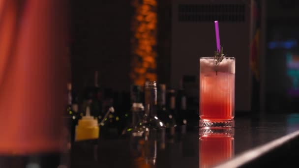 Erdbeer Cocktail Mit Schaumstoff Dekoriert Mit Einem Zweig Rosmarin Und — Stockvideo