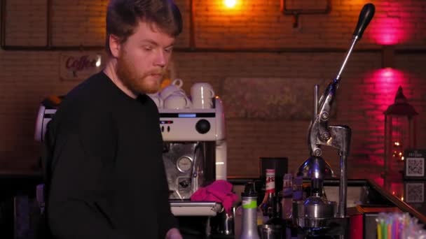 Profesjonalny Barman Brodą Czarnej Bluzie Trzęsący Się Mieszający Stalowy Szejk — Wideo stockowe
