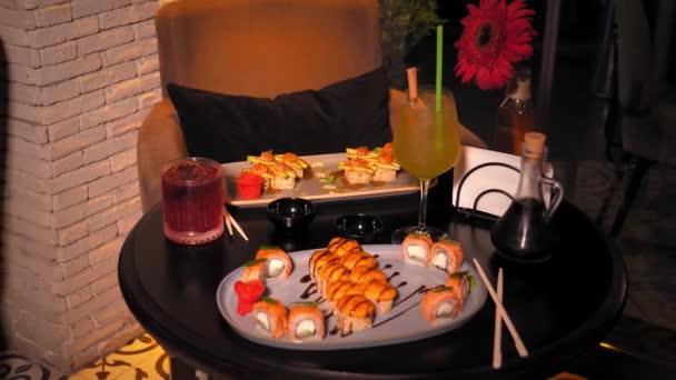 Zestaw Pysznych Bułek Sushi Stole Koktajlem Sosem Sojowym Pałeczkami Wazonem — Wideo stockowe