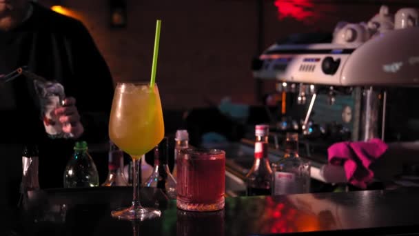 酒保用肉桂棒和稻草在吧台装饰鸡尾酒的特写镜头 制造鸡尾酒的概念 — 图库视频影像