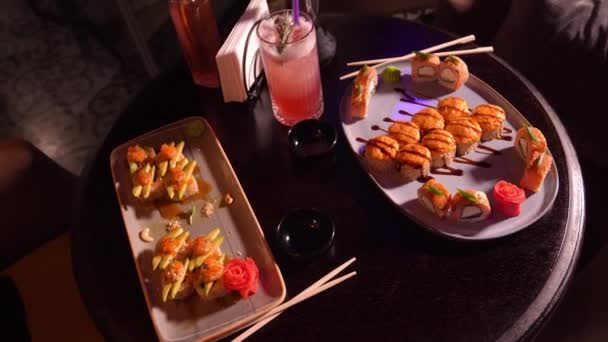 Set Aus Verschiedenen Köstlichen Köstlichen Sushi Rollen Auf Dem Tisch — Stockvideo
