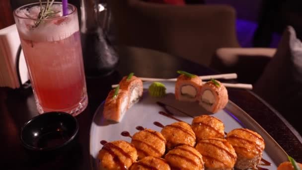 Set Aus Verschiedenen Köstlichen Köstlichen Sushi Rollen Auf Dem Tisch — Stockvideo