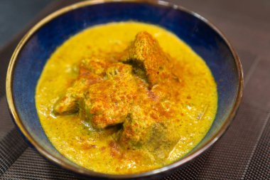 Shkmeruli, süt ve sarımsak soslu geleneksel bir Gürcistan tavuğu tabağıdır. Gürcistan yemeği chkmeruli 'nin süt ve sarımsak sosuyla yakın çekimi