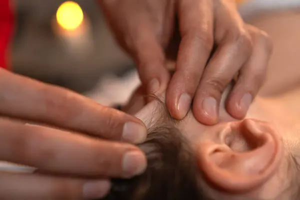 Belle Jeune Femme Reçoit Massage Facial Serré Dans Technique Pincement Image En Vente