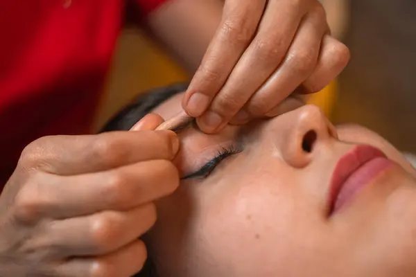Handskulpturale Gesichtsmassage Wellnessbereich Kosmetologen Finger Massieren Die Augenbrauen Einer Jungen Stockfoto