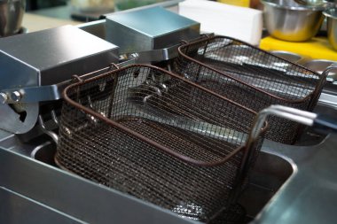 Restoranın çatısındaki boş bir fritözün yakın çekimi..