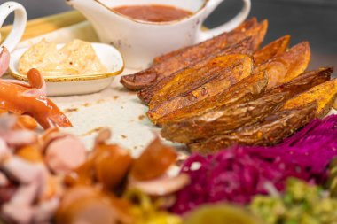 Pita ekmeği ve soslu baharatlı fırında patates dilimlerinin yakın çekimi. Soslu Rus patatesleri. Lezzetli aperatifler.