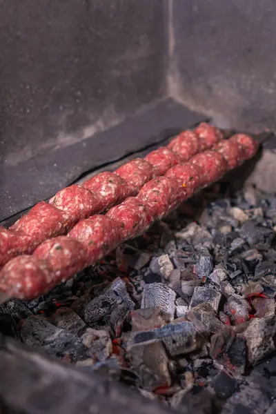 Gros Plan Kebab Cru Avec Des Épices Sur Des Brochettes Images De Stock Libres De Droits
