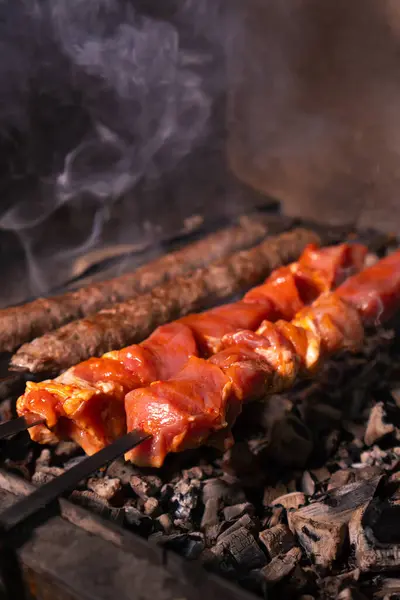 Close Van Een Smakelijke Kebab Shashlik Gemaakt Van Vers Vlees Stockfoto