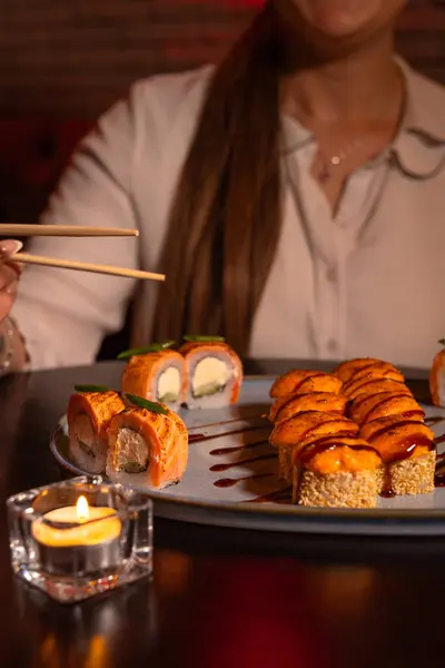 Jonge Vrouw Eet Geniet Van Verse Sushi Een Luxe Restaurant Rechtenvrije Stockfoto's