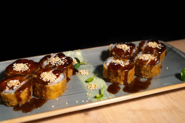Großaufnahme Von Köstlichem Scharfem Banzai Sushi Mit Reis Frischkäse Lachs lizenzfreie Stockfotos
