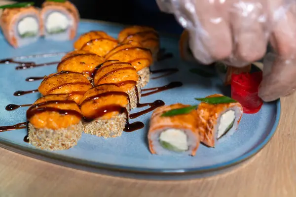 Close Van Chef Kok Met Een Bord Gebakken Sushi Broodjes Stockafbeelding