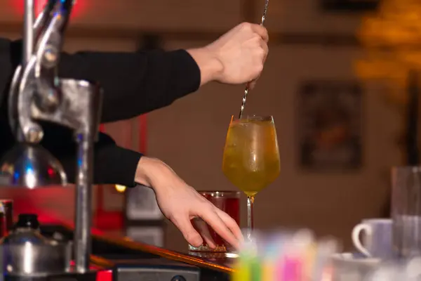 Close Bartender Stirring Cocktail Bar Spoon Bar Counter Concept Making Rechtenvrije Stockafbeeldingen