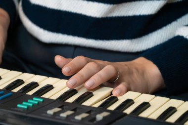 Müzisyenlerin ellerinin klasik bir sentezleyici çalması, ev stüdyo ortamında elektronik müzik yaratması, müzik üretiminin tutkusunu ve yeteneğini gözler önüne sermesi