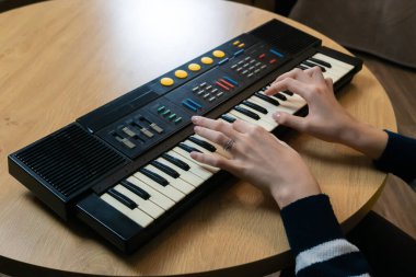 Elektronik müziğin özünü yakalamak, müzisyenin ellerini ustalıkla klasik bir sentezleyici klavyesini çalmak, yaratıcı bir stüdyo ortamında nostaljik bir retro hissi uyandırmak,