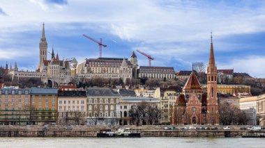 Szilagyi Dezso Meydanı Reform Kilisesi, Tuna Nehri, Matthias Kilisesi ve Balıkçı Kalesi manzarası. Budapeşte, Macaristan.