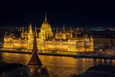 Aydınlanmış Macar Parlamento Binası, Tuna Nehri ve Szilagyi Dezso Meydanı Reform Kilisesi 'nin gece manzarası. Budapeşte, Macaristan, Doğu Avrupa.