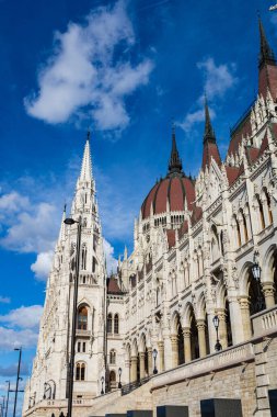 Budapeşte, Macaristan, Doğu Avrupa 'daki Neo-Gotik Macar Parlamento Binası' nın dışı. Güneşli bir gün.