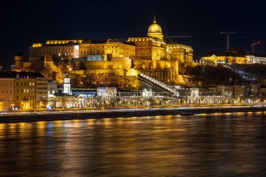 Aydınlatılmış Buda Kalesi ve Tuna Nehri setinin gece manzarası. Budapeşte, Macaristan, Doğu Avrupa.