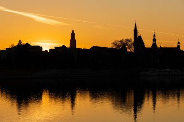 Oder nehri ve setin günbatımı, Saint Elizabeth Garnizon Kilisesi 'nin siluetleri, Saint Vincent Katedrali ve Saint James, Saint Clare Kilisesi. Wroclaw Polonya.