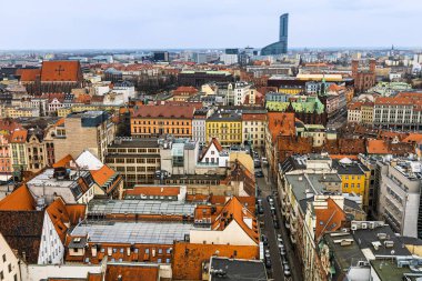 St. Elizabeth Garnizon Kilisesi 'nin gözetleme kulesinden şehrin havadan görüntüsü. Wroclaw Polonya.