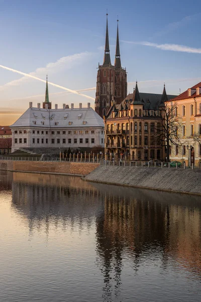 Aziz Vaftizci Yahya Katedrali, Başpiskoposluk Kütüphanesi, Bakım ve Tedavi Tesisi binaları ve Oder Nehri 'nin günbatımı manzarası. Katedral Adası, Wroclaw, Polonya.