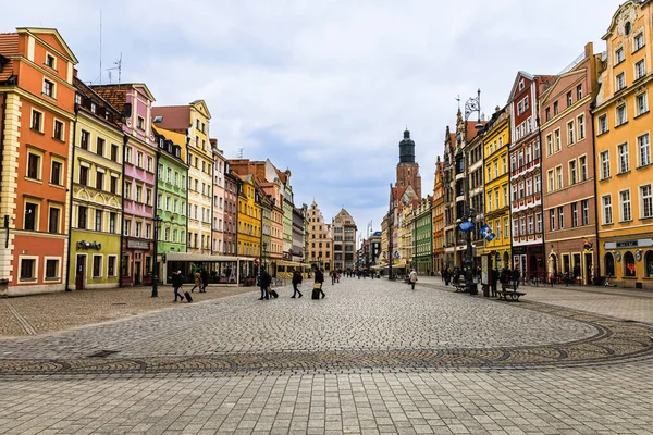 Arka planda Saint Elizabeth Garnizon Kilisesi ile Pazar Meydanı, Wroclaw, Polonya 'da bir ortaçağ pazar meydanı ve şehir topluluğu.