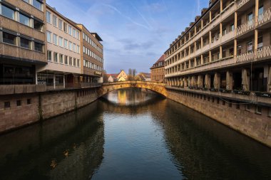Fleisch ya da Pegnitz Köprüsü, tek kemerli Rönesans köprüsü eski kasabanın merkezindeki Pegnitz Nehri 'ni geçiyor. Nuremberg, Bavyera, Almanya.