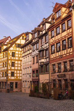 Weissgerbergasse, yarı keresteli ortaçağ evleri, bugünün eski kasabasında en iyi korunmuş cadde. Nuremberg, Bavyera, Almanya.