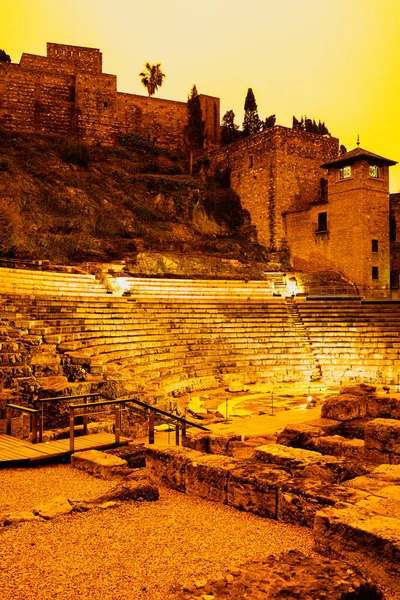 Teatro Romano de Malaga, Afrika 'da oluşan turuncu toz fırtınasıyla kaplıydı, kalima, Sahra Çölü' nden havadan yayılan kum. Malaga, Costa del Sol, Endülüs, İspanya.