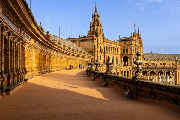 Plaza de Espana 'nın Baclony manzarası. Seville, Endülüs, İspanya. Güneşli bir gün.