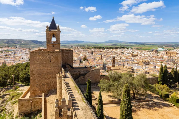 Alcazaba kale duvarları, Haraç Kulesi ve şehir manzarası. Antequera, Malaga ili, Endülüs, İspanya.