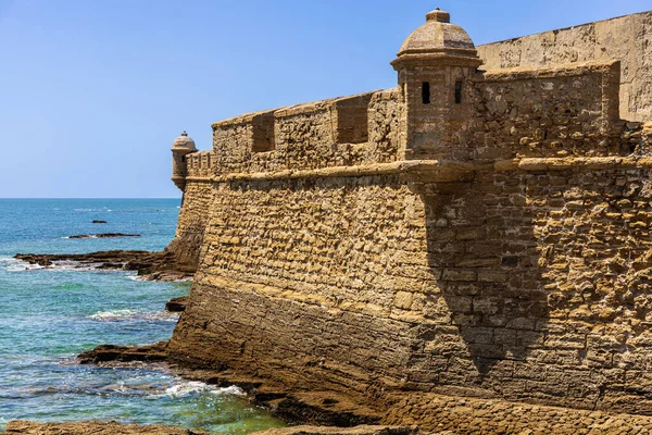 Akdeniz kıyısındaki San Sebastin Şatosu (Castillo de San Sebastian) Cadiz, Costa de la Luz, Endülüs, İspanya.