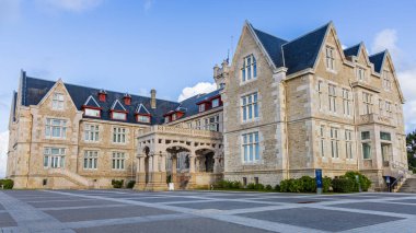 Palacio de la Magdalena 'nın dışı, Magdalena Yarımadası, Santander, Cantabria, İspanya' daki tarihi anıt ve eklektik stil sarayı.