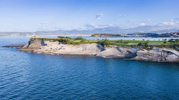 Cabo Menor, Cantabrian Denizi 'ne doğru kara projeksiyonu, Santander Körfezi, şehir ve dağlar arka planda. Santander, Cantabria, İspanya.