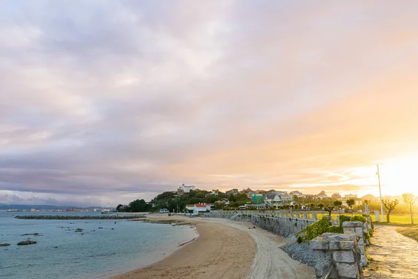 Santander körfezi, Bikini Sahili ve Magdalena Yarımadası 'nın üzerindeki günbatımında gökyüzünde renkli bulutlar. Santander, Cantabria, İspanya.