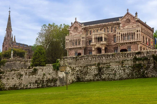 Neo Gotiska Sobrellano Palace Med Rik Konst Och Arkitektoniska Inslag — Stockfoto