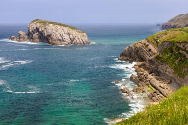 Atlantik Okyanusu, Castro Adası ve kayalıklar. Soto de la Marina kıyısında, Santander 'in batısında. Cantabria, İspanya.