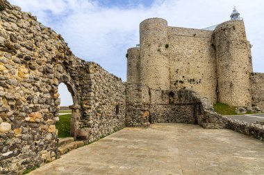 Iglesia de San Pedro ve Santa Ana Kalesi (Castillo-Faro de Santa Ana) kalıntıları, ortaçağ mimarisi, savunma özellikleri, taş duvarlar, siperler ve kuleleri ile. Castro-Urdiales, Cantabria, İspanya.